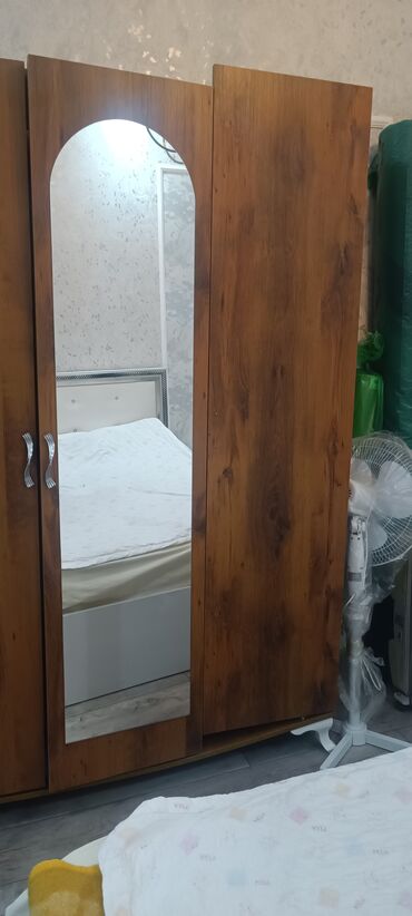 Dolablar: Açılan, 3 qapılı Düz dolab, Qarderob, paltar dolabı