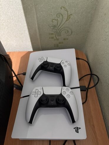 ВАЗ (ЛАДА): Ps5 iki ədəd pultla+ abunəlik 1 ay işlənib. Disk gedən versiya rus