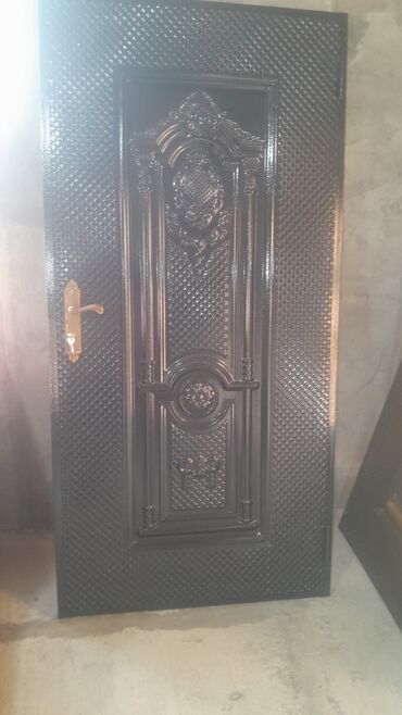 Giriş qapıları: Qara rəngdə, üzərində qızılı naxışlar olan dəmir qapı. Qapının -da lalafo.az — 11 Giriş qapıları: Qara rəngdə, üzərində qızılı naxışlar olan dəmir qapı. Qapının — 11
