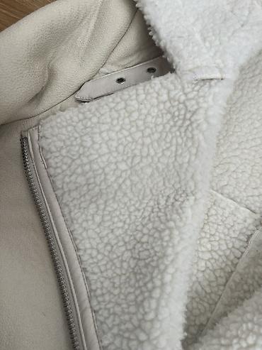 Zimske jakne: Ženska jakna od veštačkog krzna (shearling stil) u krem/beloj boji. - — 3