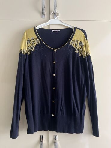 yun jaket: Tünd göy rəngli qadın kardiganı, qızılı və qara naxışlarla