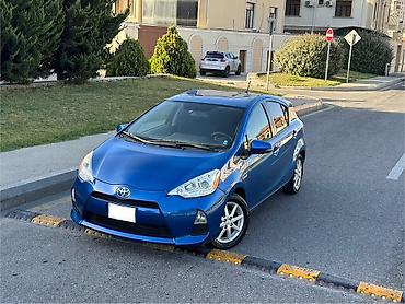 Scion: Toyota Prius C – mavi rəngli, 5 qapılı hibrid hetçbek. Əsas — 2