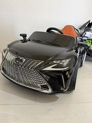 джинсы с карманами: Детский электромобиль Lexus, черный цвет, одноместный. Особенности: - — 3