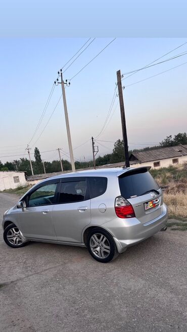 хонда стреам: Хэтчбек Honda Fit серебристого цвета. Компактный автомобиль с задним