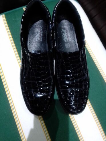 crne lakovane cipele na stiklu: Mokasine, 38