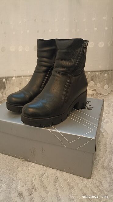 Сапоги: Продаю зимние сапоги чистые кожи Леон цену договоримся