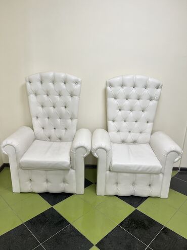 Педикюрные кресла: Продаю педикюрные кресла по штучно подиум в подарок . без раковины
