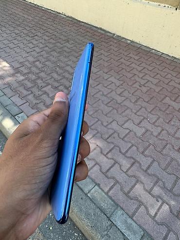 Mavi rəngli smartfon Xüsusiyyətlər və portlar: - Alt hissə: 3.5 mm
