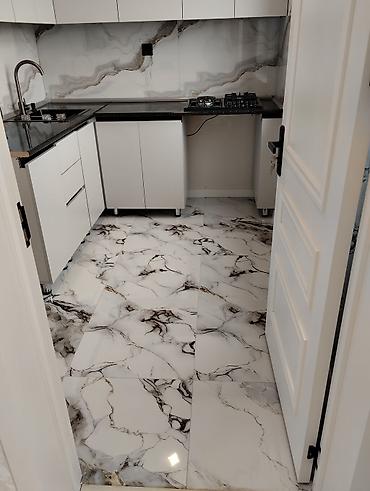 Tavan işləri: Təsvir: - Zövqlə təmir edilmiş, işıqlı mənzil interyeri. Geniş dəhliz — 21