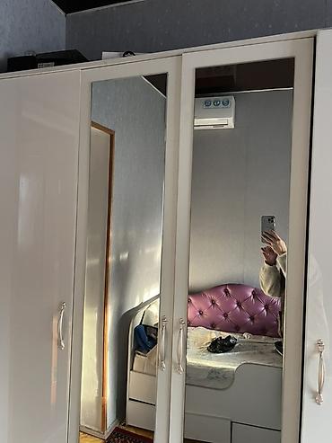 Спальные гарнитуры: Спальный гарнитур в современном светлом исполнении. Состав: - — 9