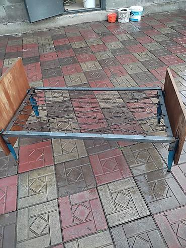 Металлическая односпальная кровать с пружинным основанием 1м25см -