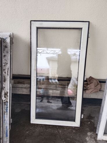 эшик терезе ош: Прямоугольное окно с белой рамой, выполненное из дерева и стекла