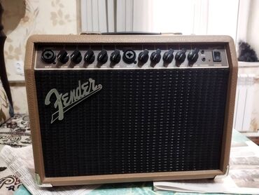 Другие музыкальные инструменты: Продам новый комбик Fender acoustasonic 40