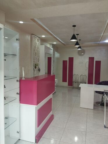 Salon, tibbi mebel dəsti: Ünvan,Bakıxanov qəsəbəsi,Sülh küçəsi 4. 50 kv.m,Ümumilikdə 3 otaq — 7