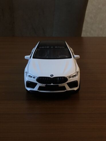 gumuş qaşıq alıram: Məhsul: BMW M8 Gran Coupe miniatür model avtomobil - Rəng: ağ, qara