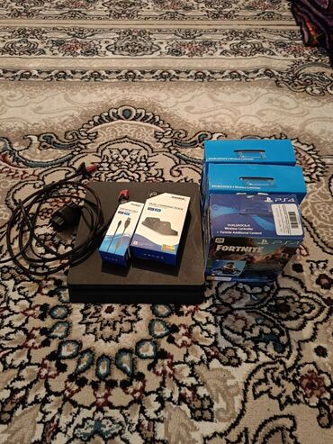 PS4 (Sony PlayStation 4): PlayStation 4 Slim 1 TB,в хорошем состоянии,в комплекте 4 геймпада,2