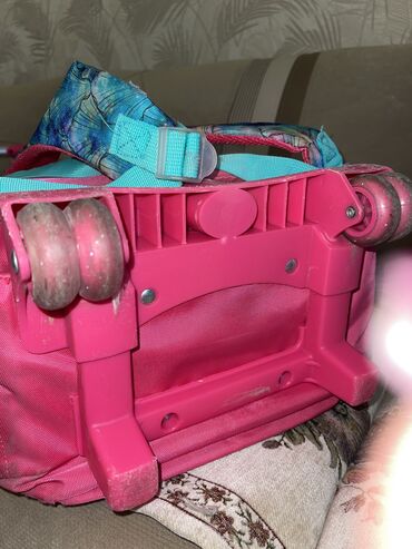 Çantalar: Mektebli çantasi ve yemek çantasi. Dest sekilde satilir. Sentyabrda — 9