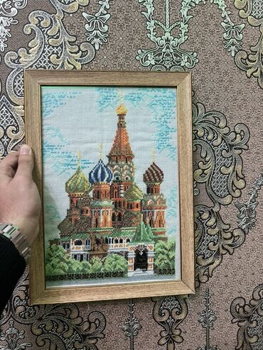 qar wekilleri: Çərçivəli əl işi – krestik (çarpaz tikiş) işlə bəzədilmiş tablo