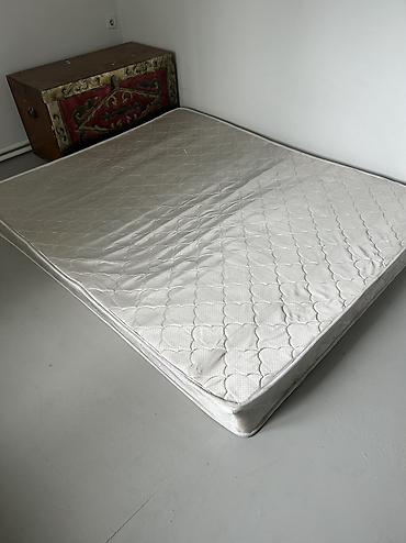 used bed: Спальный матрас, Б/у, Двуспальный, Матрасы средней жесткости, Самовывоз — 1