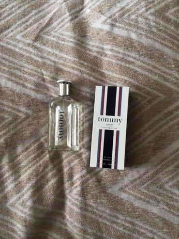 ətir kişi: Tommy Hilfiger-dən olan bu 100 ml-lik ətir zərif və səliqəli şüşə