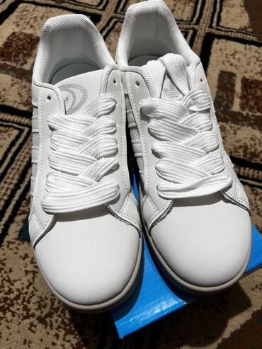 обувь женская большие размеры: Белые кроссовки Adidas. Имеют классический дизайн с тремя полосками