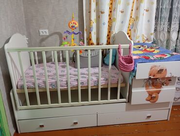 кара жынач: Манеж керебет, Колдонулган, Комоду менен, Жыгач