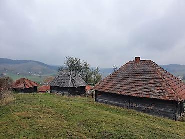 Kupujem kuću: Na prodaju plac površine 40 ari 12 km od centra Zlatibora. Na placu je — 10