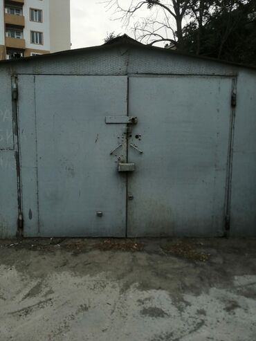Qaraj satılır: Sumqayıt 10 mkr. Qaraj satilir hündürlüyü 2.10 Eni 4 metr uzunluğu 6 — 5