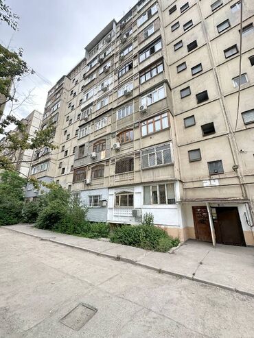 продаю гостинку: 2 комнаты, 52 м², 106 серия, 1 этаж, Старый ремонт