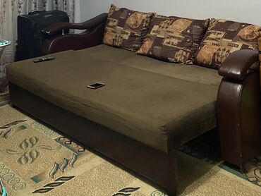 диван с подушками: Прямой диван, цвет - Коричневый, Б/у