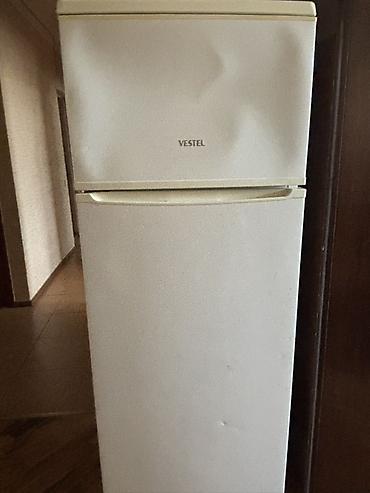 Vestel iki qapılı soyuducu - Klassik ağ korpus, yuxarıda dondurucu