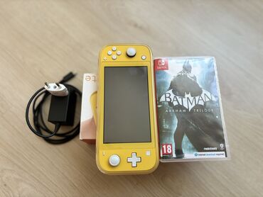 kombi ikinci əl: Nintendo Switch Lite ( 64 gb ) + Batman Arkham Trilogy game . Hiç bir