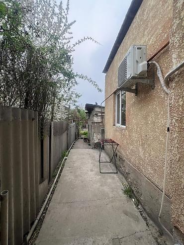 Продажа коттеджей и домов: 🏡 Продаётся небольшой дом в Бишкеке 📍 Район: Аламединский рынок 🛏 3 — 10