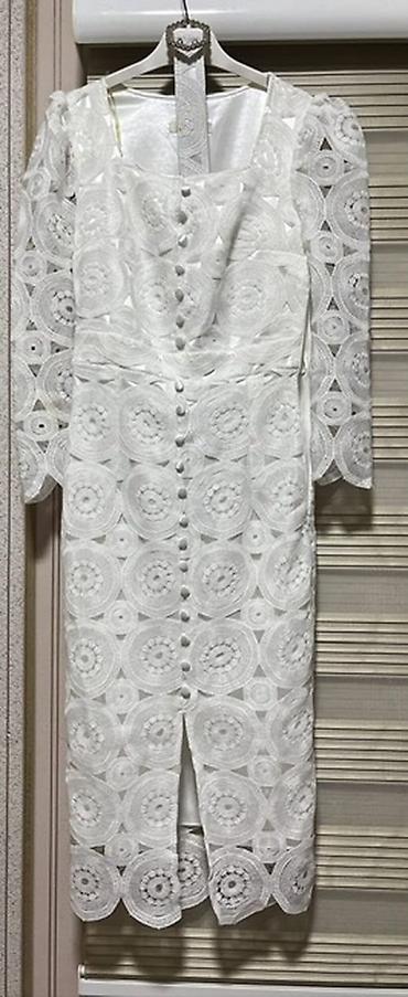 Ağ rəngli, dizaltı uzunluqda zərif krujeva don. - Material: sıx