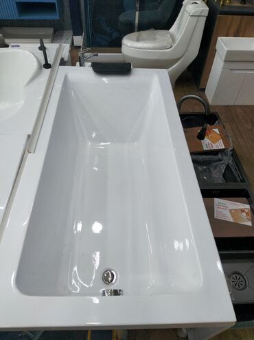 hamam ucun dolab: Ağ rəngli, düzbucaqlı forma dizaynına malik vanna otağınız üçün əla