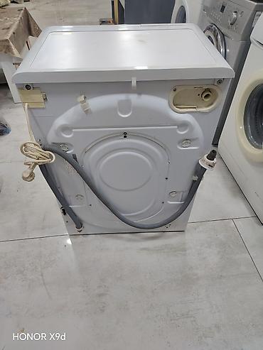 6 a: Indesit markalı ön yükləməli paltaryuyan maşın. Ağ rəngdədir və — 4