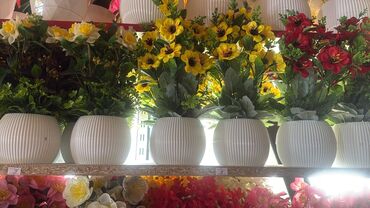 Süni güllər: Ağ rəngli dibçəkdə sarı və qırmızı rənglərdə süni güllər. Bu dibçək