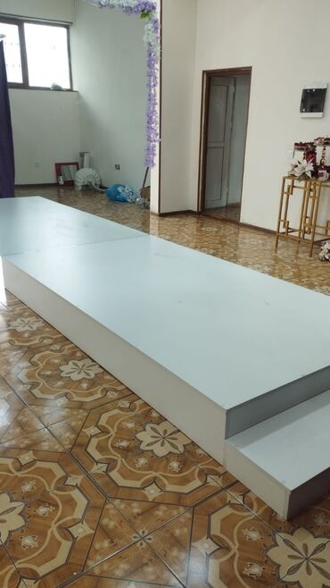 Daş yunu: Ağ rəngli modular podium/səhnə platforması - İki hissədən ibarət
