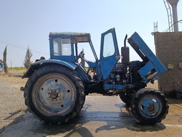 Traktorlar: Kənd təsərrüfatı işləri üçün nəzərdə tutulmuş mavi rəngli traktor