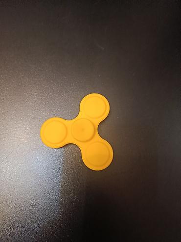 Sarı fidget spiner (3 qanadlı) - Material: yumşaq silikon örtüklü