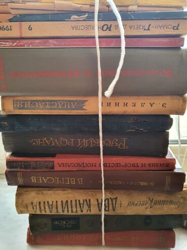 Digər kitablar və jurnallar: Çoxlu sayda kitablar var.Rus dilində povestlər və romanlar.Qiymətlər — 20