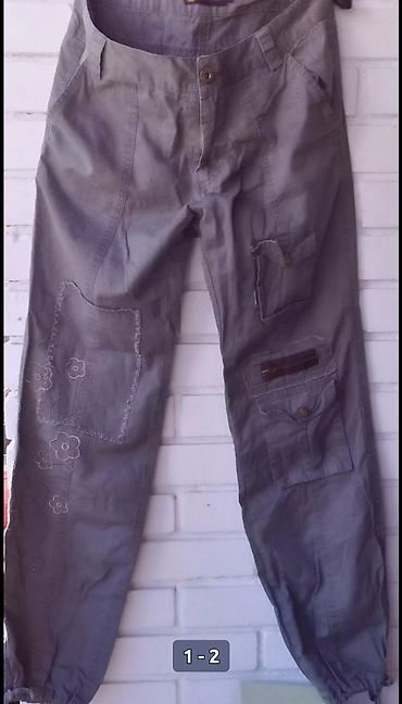 Sive pantalone cargo stila sa više džepova i dekorativnim detaljima