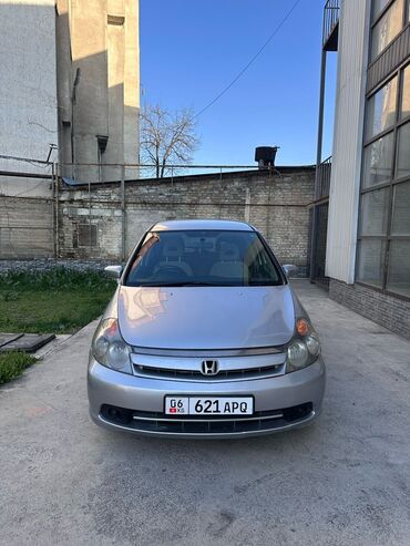 хонда стрим 2: Автомобиль Honda Stream серебристого цвета. Этот компактный минивэн