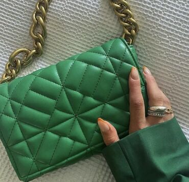 сумка спорт: Стеганая зеленая сумочка Zara,материал:искуственная кожа,тип