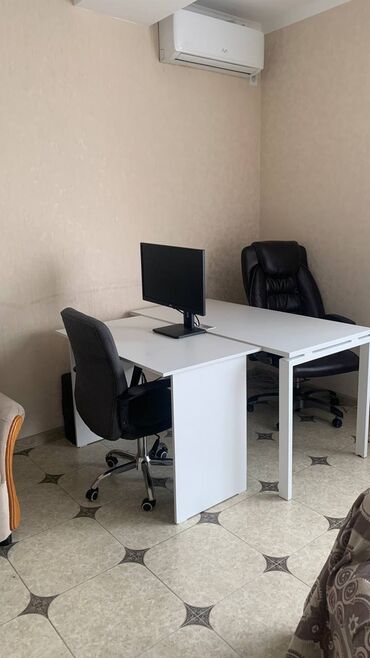 столик маленький: Офисный Стол, цвет - Белый, Б/у