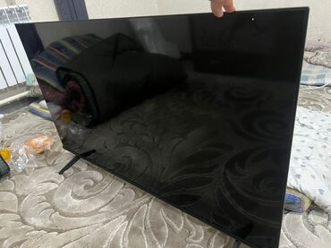 телевизор панасоник: Телевизор с плоским экраном, диагональ около 50–55". Тонкие рамки, две