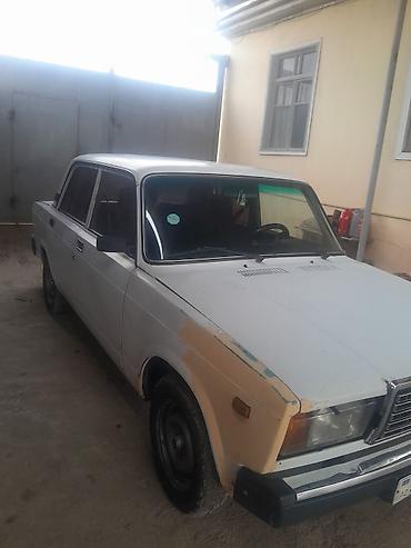 barmaqliq: Lada 2107, ağ rəngli sedan - Kuzov: klassik kvadrat dizayn, xrom ön — 2