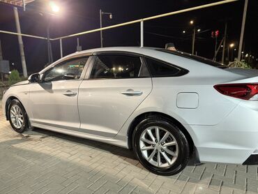 молочное оборудование: Hyundai Sonata серебристого цвета, представленная на изображениях