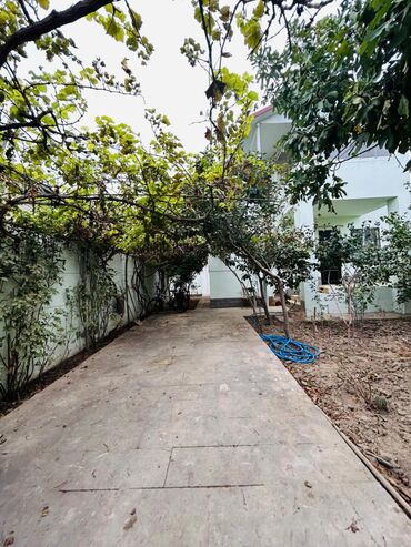 Həyət evləri və villaların satışı: Satılır: həyətli iki mərtəbəli fərdi ev Ünvan təsviri: Şəhər daxili — 15