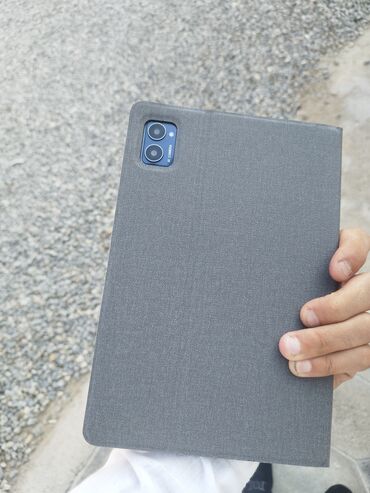 Boşqablar: Android əməliyyat sistemi ilə işləyən planşet. Onun arxa tərəfində